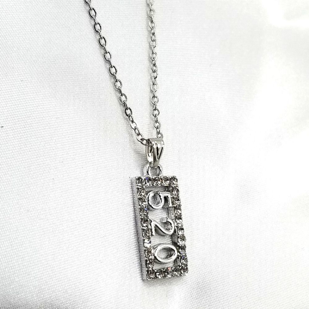 Silver toned chain pendant rhinestone necklace.